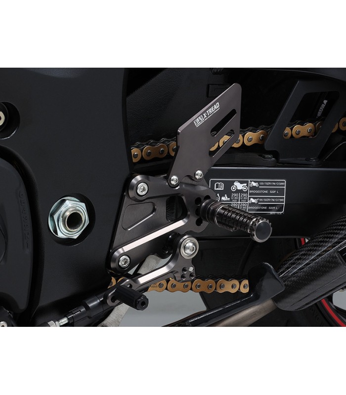 Yoshimura X-Tread pedane regolabili Suzuki GSX 1300 Hayabusa R (2021-24)